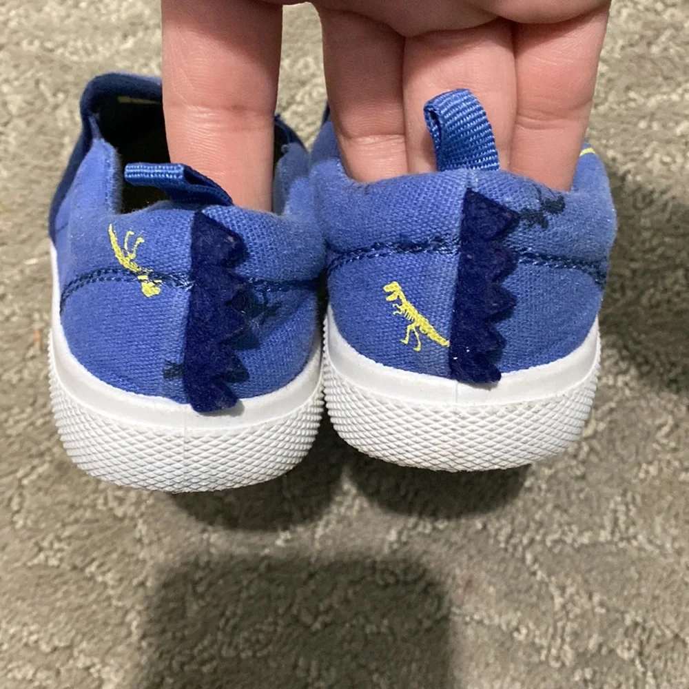 Carter’s boys Dino shoes size 9 in good condition